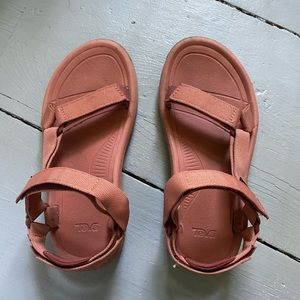 Teva Hurricane pink sandals